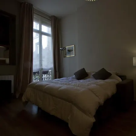 Spacious Studio Near Parc Monceau * Parigi